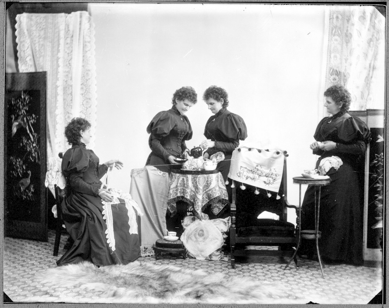 Multieksponering af Hannah Maynard - to drikker te, en med et bomuldsnøste, en tager den op til en bold, ca. 1895 (bw foto) af Hannah Maynard