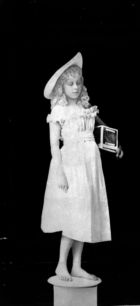Statuar fra Livet; Pige der holder fuglebur, ca. 1890 (bw-billede) af Hannah Maynard