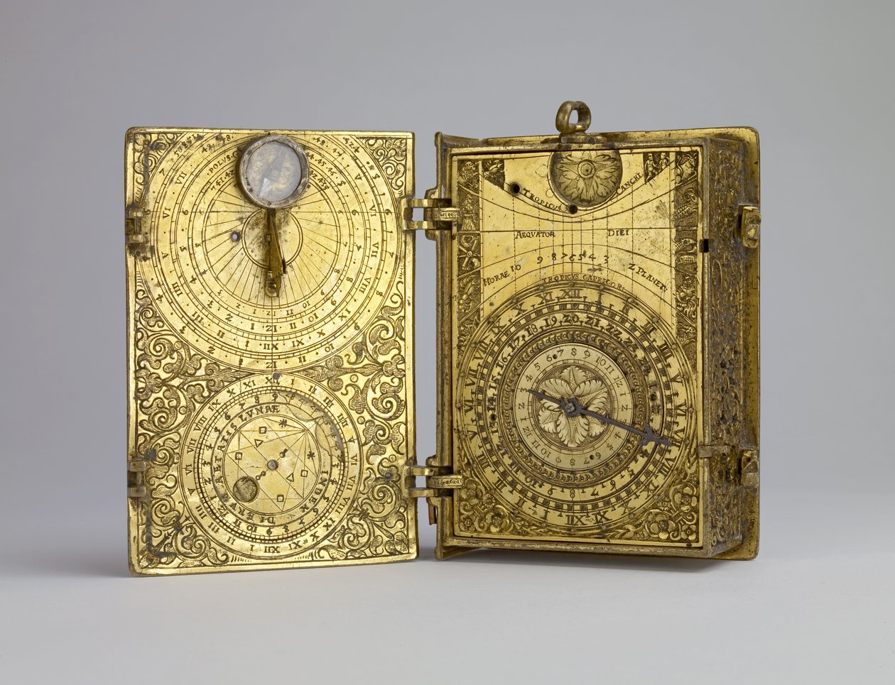 Ur med urkasse af forgyldt messing med vækkeur, solur og måneskærm i form af en bog, ca. 1580 (forgyldt messing) af Hans Kock