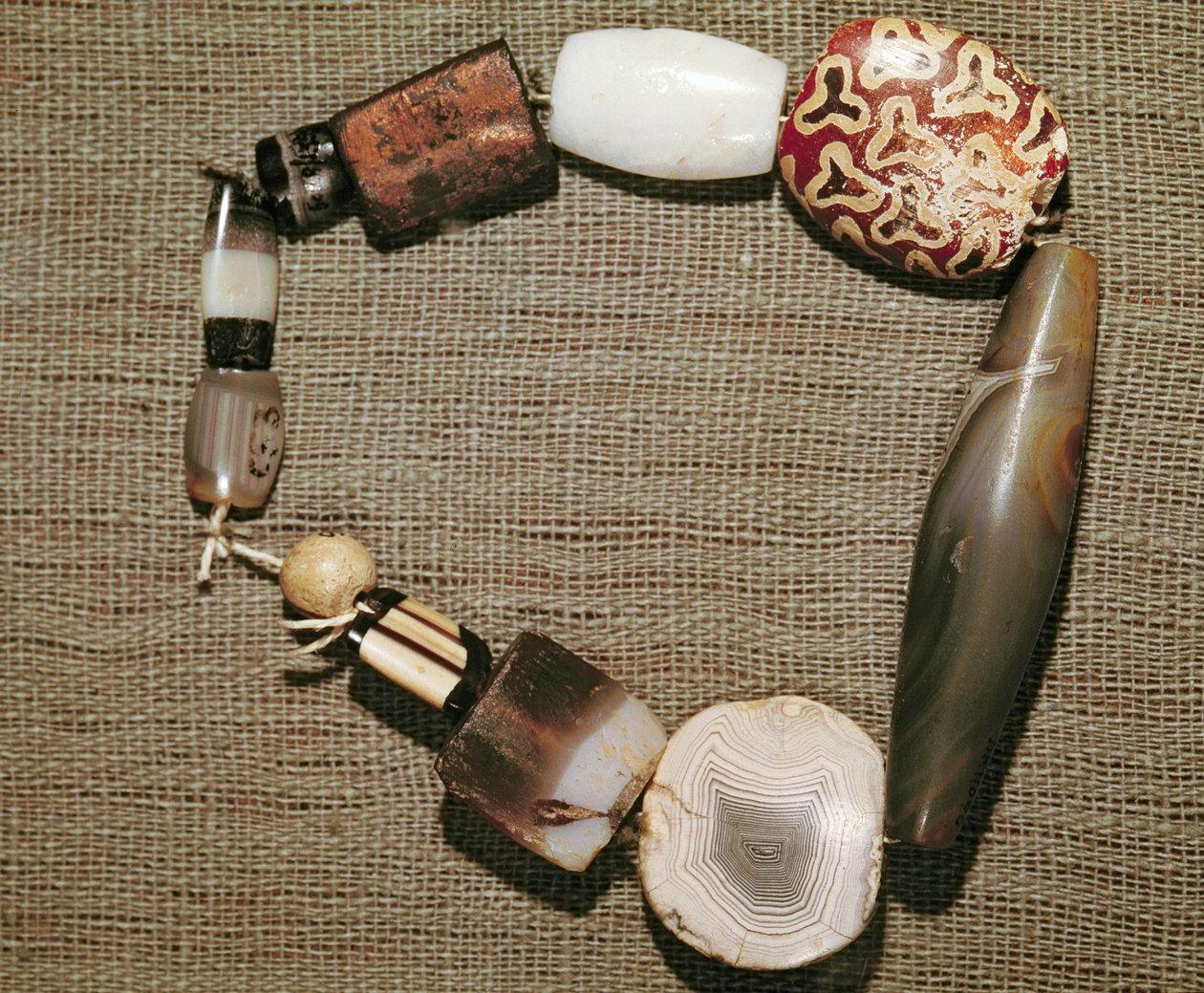 Armbånd, fra Mohenjo-Daro, Indus Valley, Pakistan, ca. 3000 f.Kr. (poleret sten) af Harappan