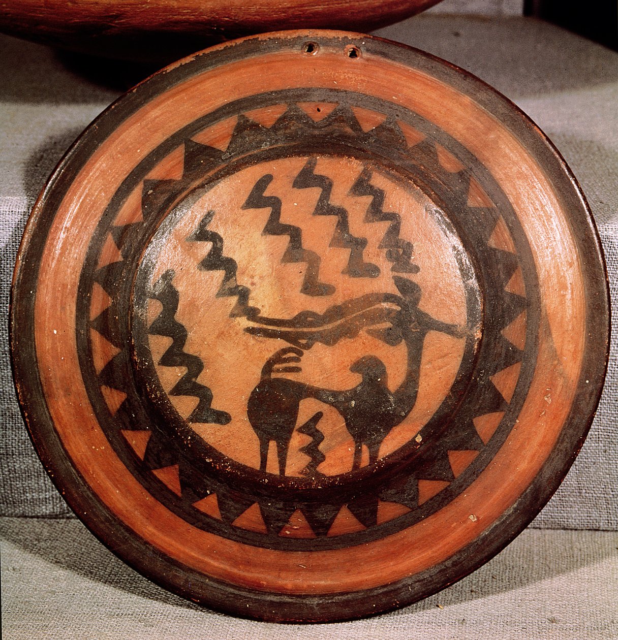 Omslag af en begravelsesurne, der forestiller en stenbuk og et geometrisk mønster, fra Indusdalen, Pakistan, 3000-1500 f.Kr. (keramik) af Harappan