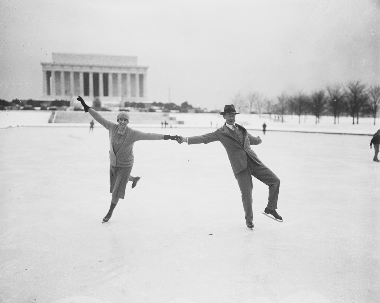 Par skøjteløb ved Tidal Basin, Washington DC, USA, januar 1930 (s/h-billede) af Harris & Ewing