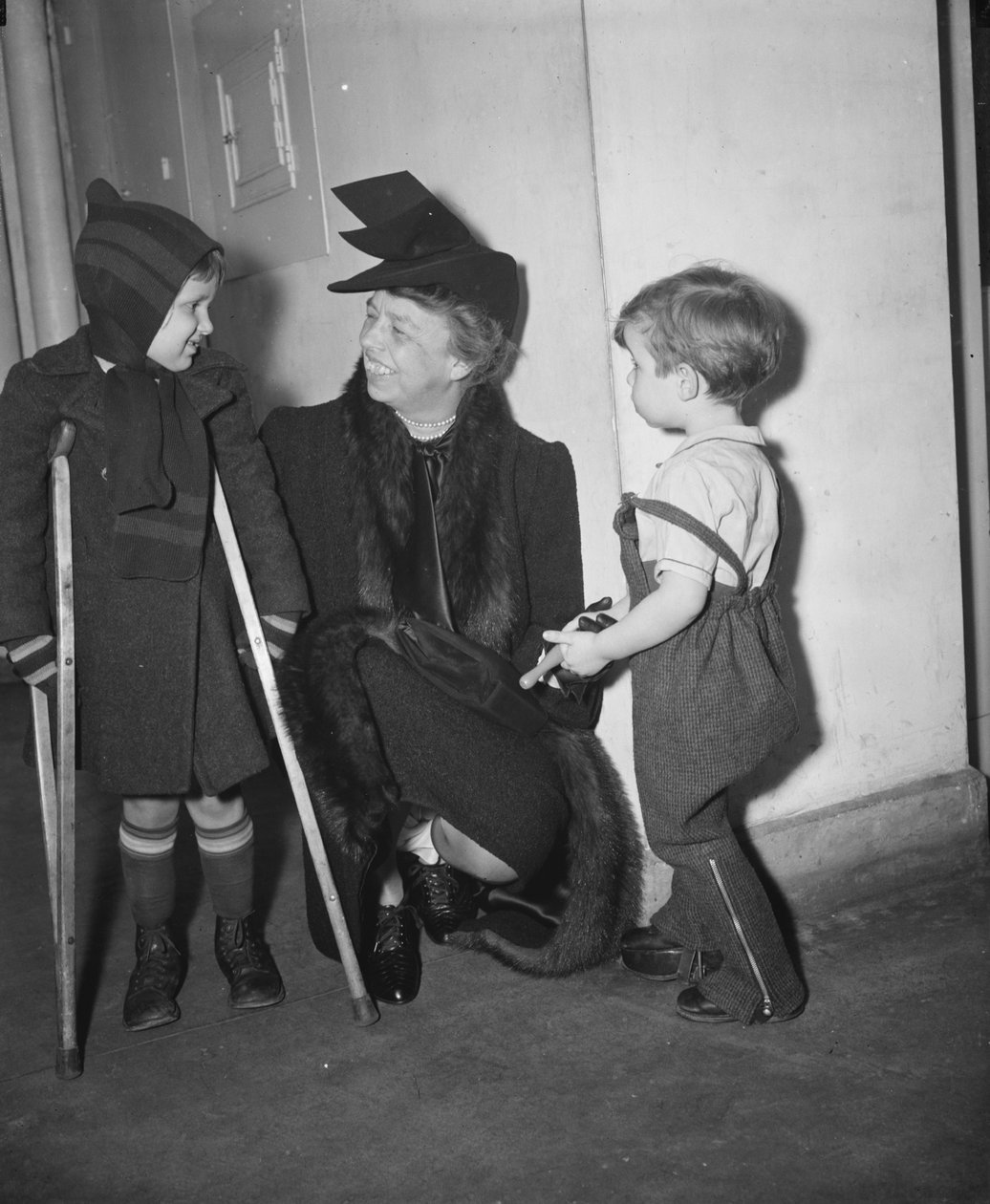 Førstedame Eleanor Roosevelt besøger børnehospitalet, Washington DC, USA, januar 1939 (s/h-foto) af Harris & Ewing