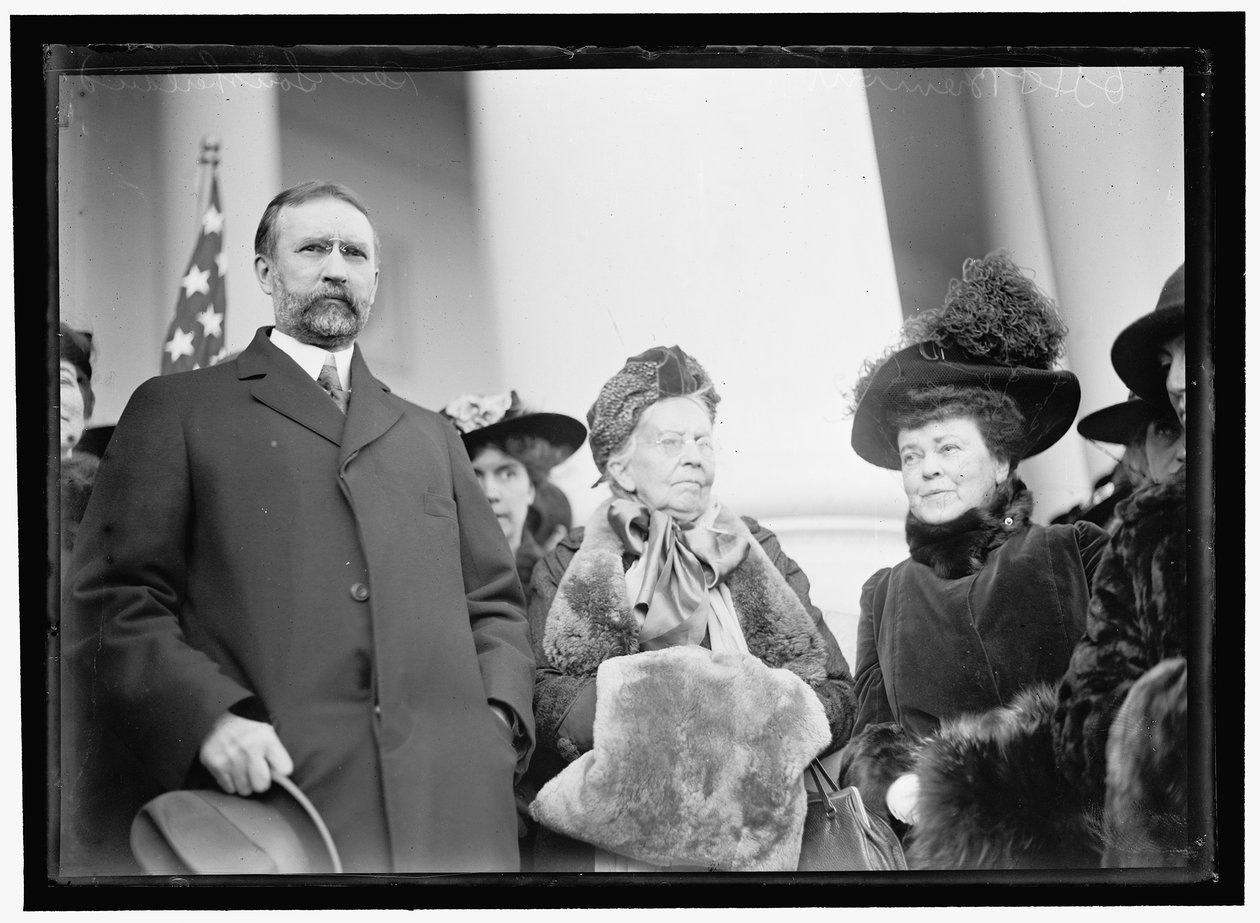 Miss Belva Ann Lockwood, med senator Southerland af Harris & Ewing