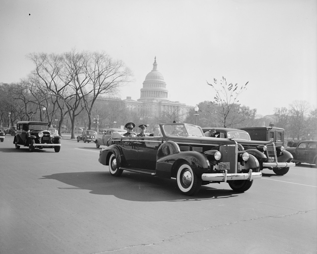 Den cubanske diktator Fulgencio Batista med den amerikanske hærs stabschef Malin Craig i Washington DC af Harris & Ewing