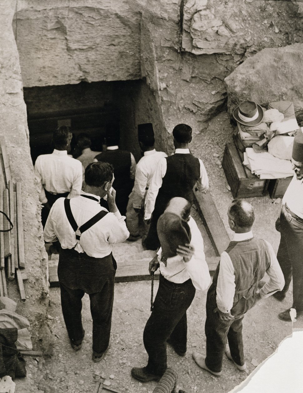 En fest, der går ned ad trappen til Tutankhamons grav, Kongernes Dal af Harry Burton