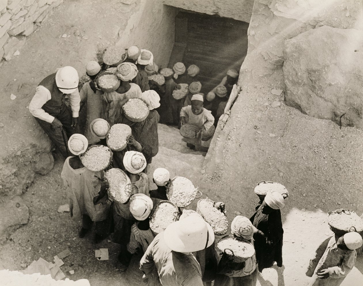 Lukning af Tutankhamons grav, Kongernes Dal, februar 1923 (gelatine-sølvtryk) af Harry Burton