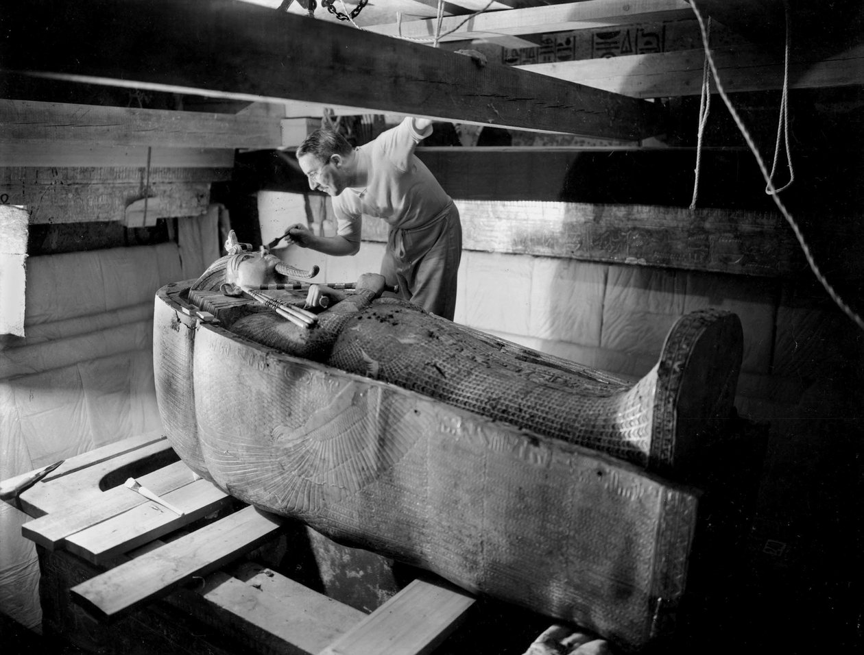 Opdagelse af farao Tutankhamons grav i Kongernes Dal (Egypten): I gravkammer arbejder Howard Carter på låget af den anden kiste, oktober 1925, foto af Harry Burton (s. 1568) af Harry Burton