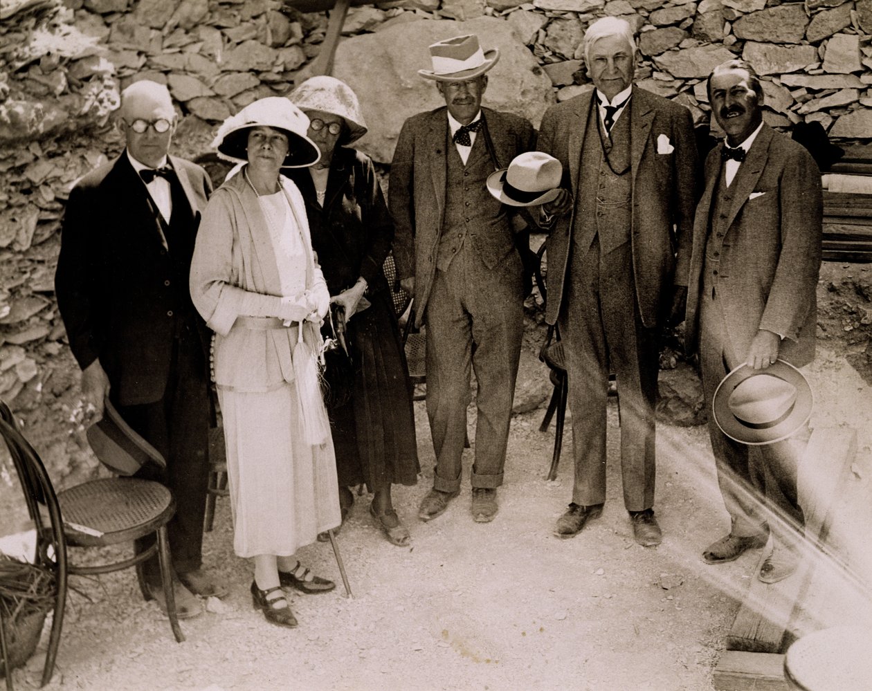 Howard Carter (1873-1939) og en gruppe europæere, der står ved siden af udgravningerne af Tutankhamons grav, Kongernes Dal (gelatinesølvtryk) af Harry Burton