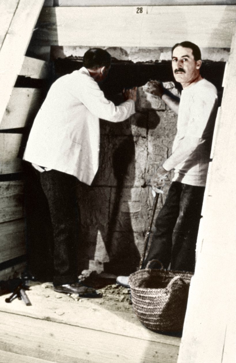 Howard Carter og en kollega udgraver en grav i Kongernes Dal, Egypten, 1922 af Harry Burton