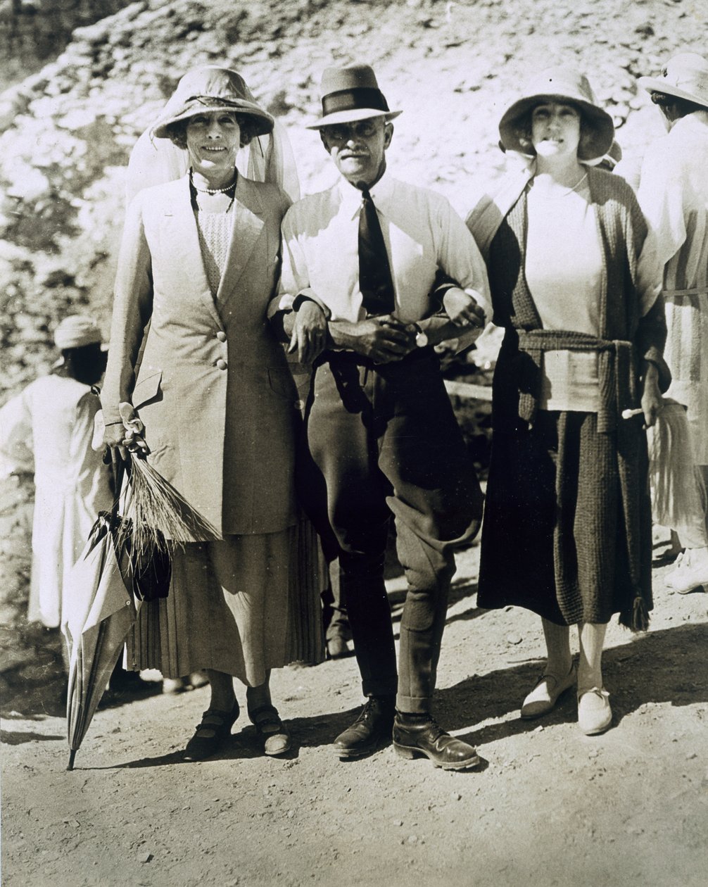 L til R: Lady Somerleyton, oberst Watson Pasha og hon. Lady Alexander ved Tutankhamons grav, Kongernes Dal af Harry Burton