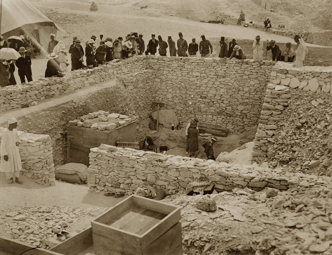 Lord Carnarvon (1866-1923) Lady Evelyn Herbert og Howard Carter (1873-1939) ved Tutankhamons grav, Kongernes Dal (gelatine sølvtryk) af Harry Burton