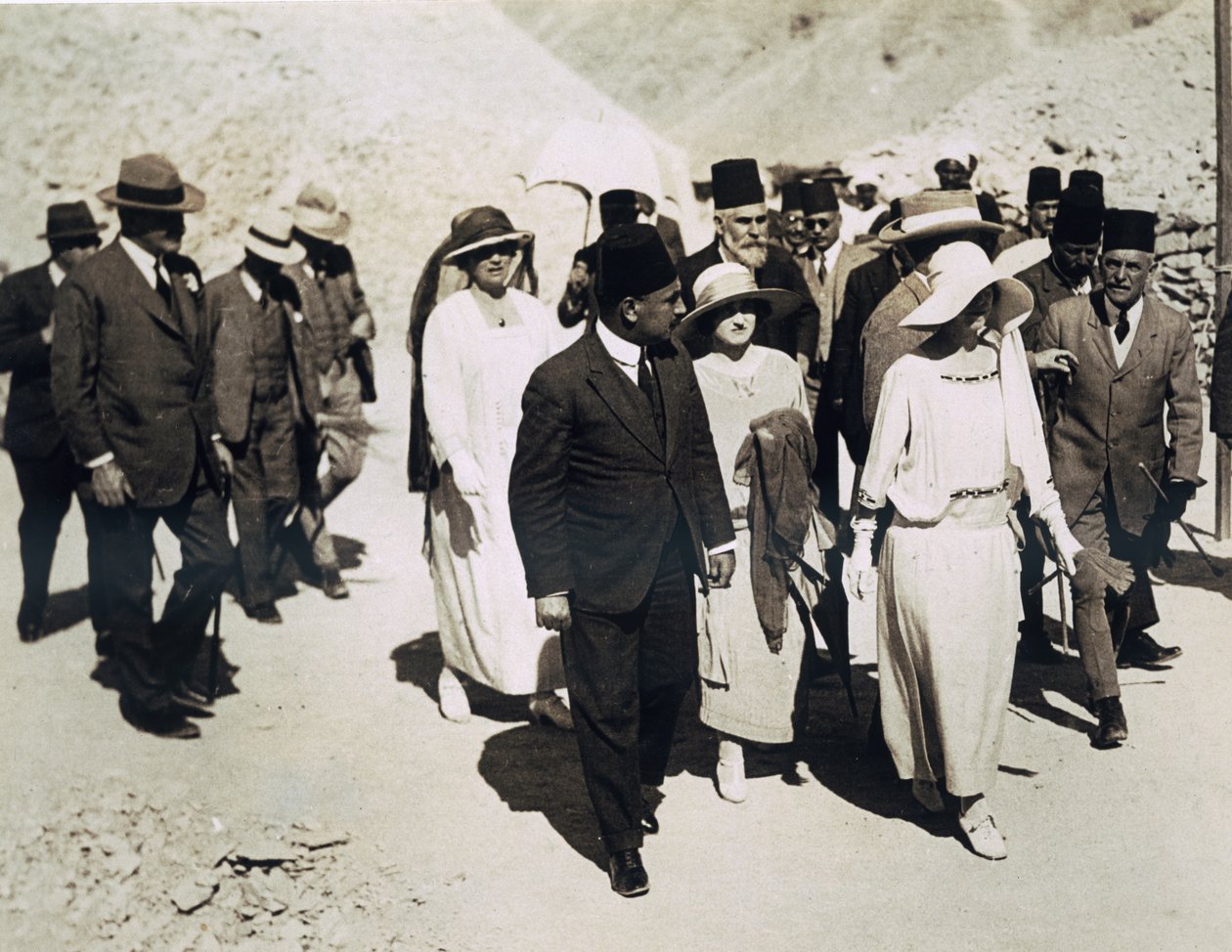 Belgiernes dronning (i midten foran) Lord Allenby (yderst til venstre) og Lady Allenby nærmer sig indgangen til Tutankhamons grav, Kongernes Dal af Harry Burton