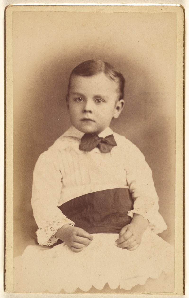[Uidentificeret lille dreng iført butterfly, siddende]. af Hastings and White and Fisher