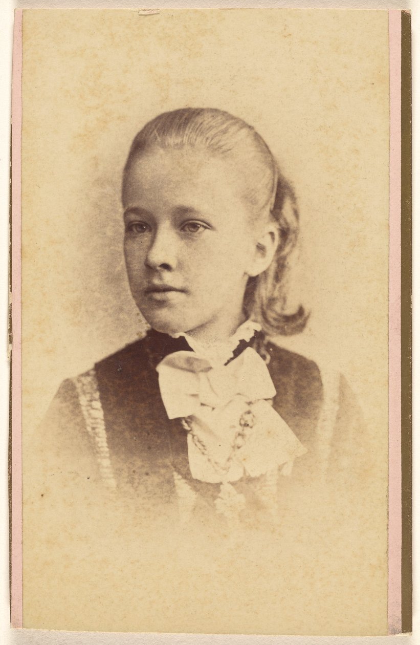 [Uidentificeret ung pige, trykt i vignet-stil]. af Hastings and White and Fisher