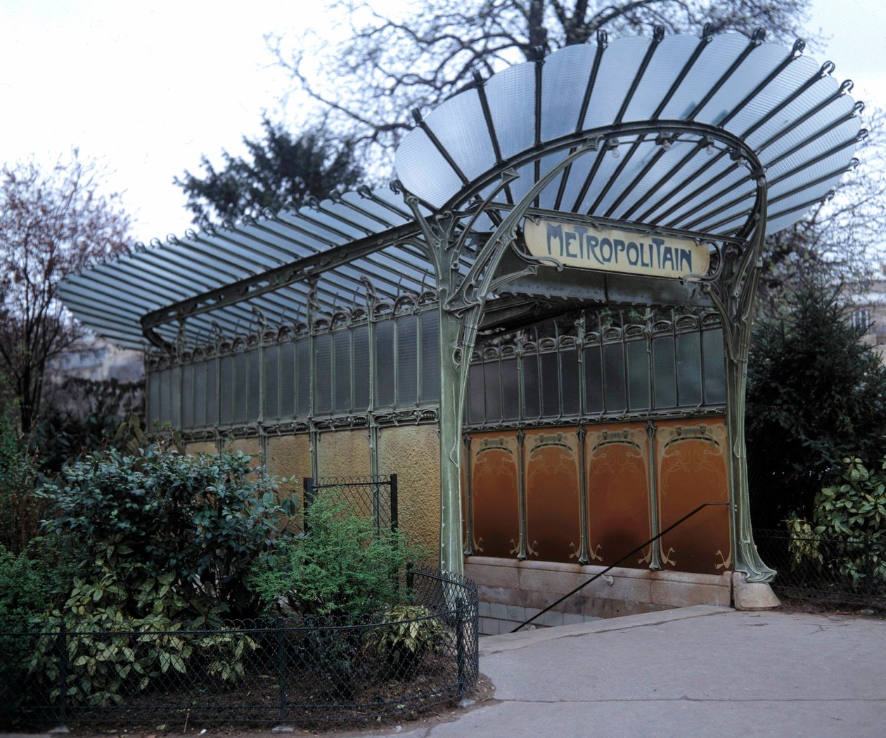 En åbning af metrostation lavet af Hector Guimard (1867-1942), Paris. 20. århundrede af Hector Guimard