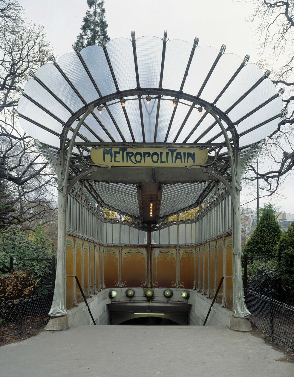 Art Nouveau-arkitektur: indgang til metrostationen Porte Dauphine i Paris. Designet af arkitekten Hector Guimard (1867-1942). DR af Hector Guimard