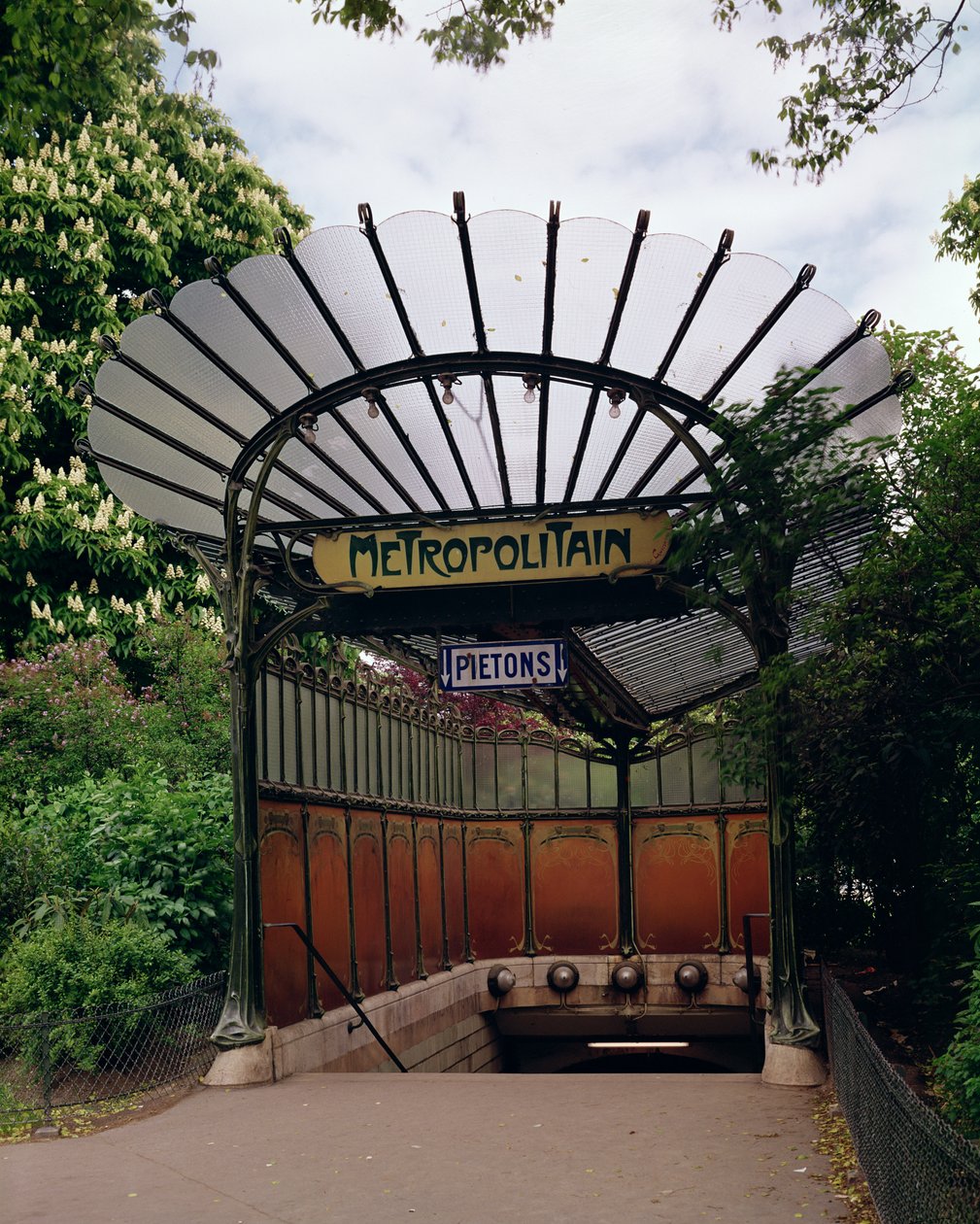 Indgangen til metroen Porte Dauphine, designet af Hector Guimard (1867-1942) af Hector Guimard