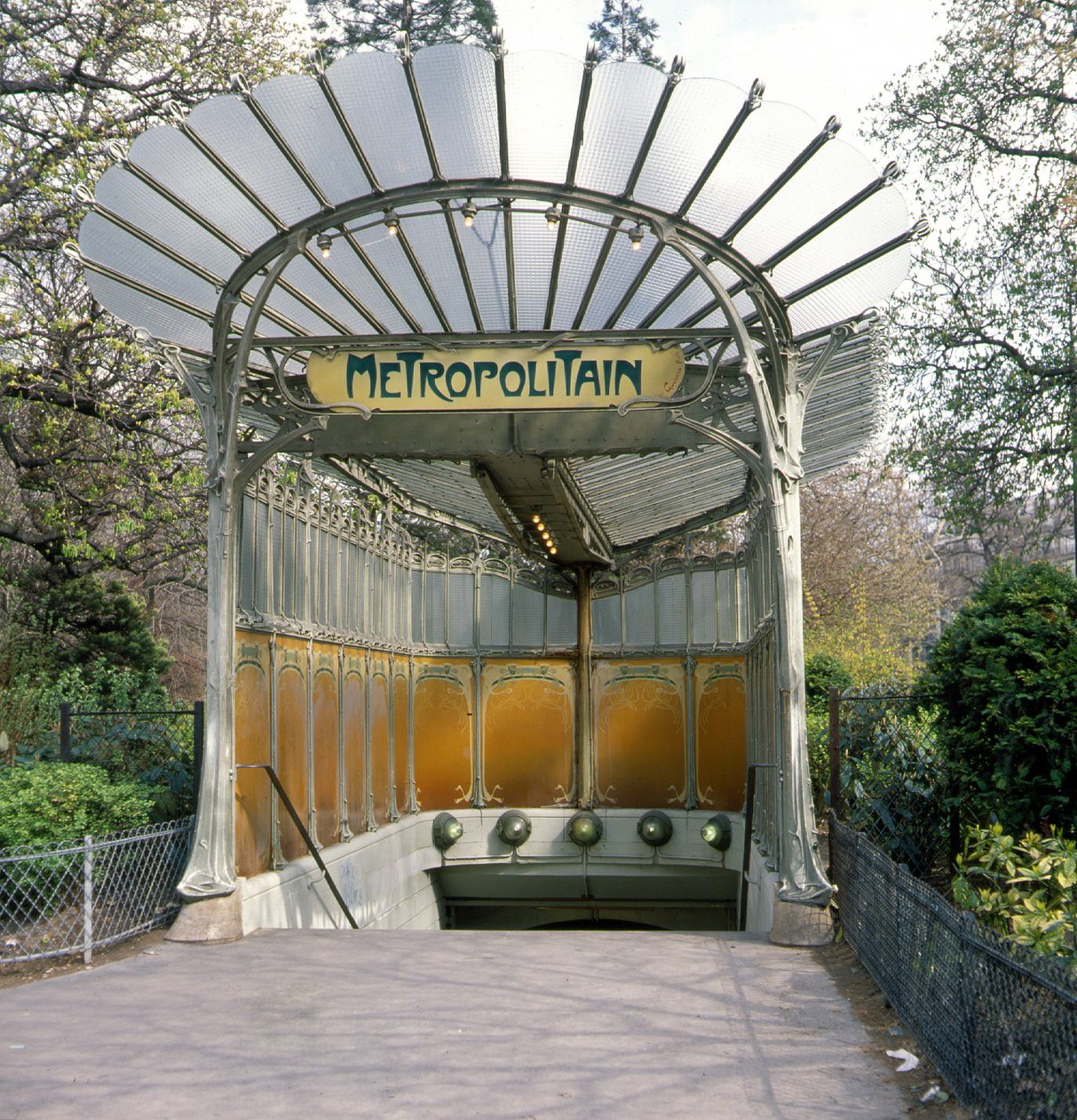 Porte Dauphine, metro stop, Guimard arkitektur. af Hector Guimard