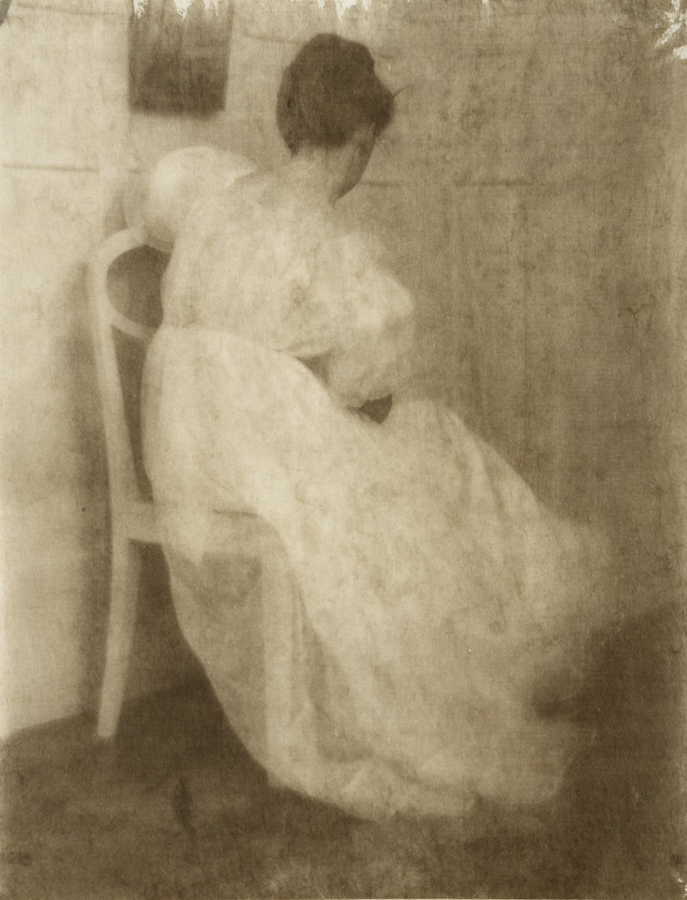 Mary Warner på en hvid stol, ca. 1910 (gummi bikromat over platintryk) af Heinrich Kuhn