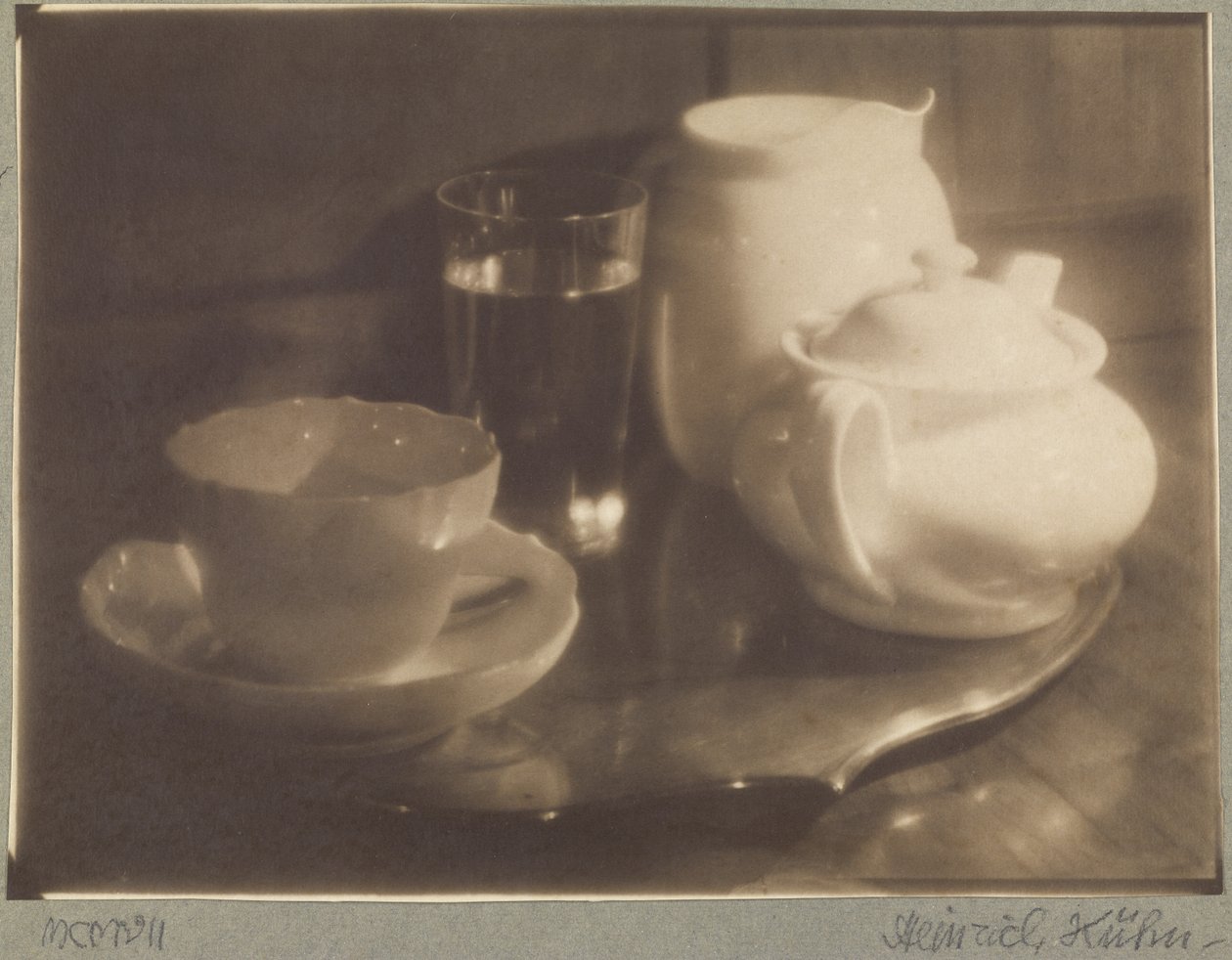 [Te-stilleben, version III] af Heinrich Kuhn