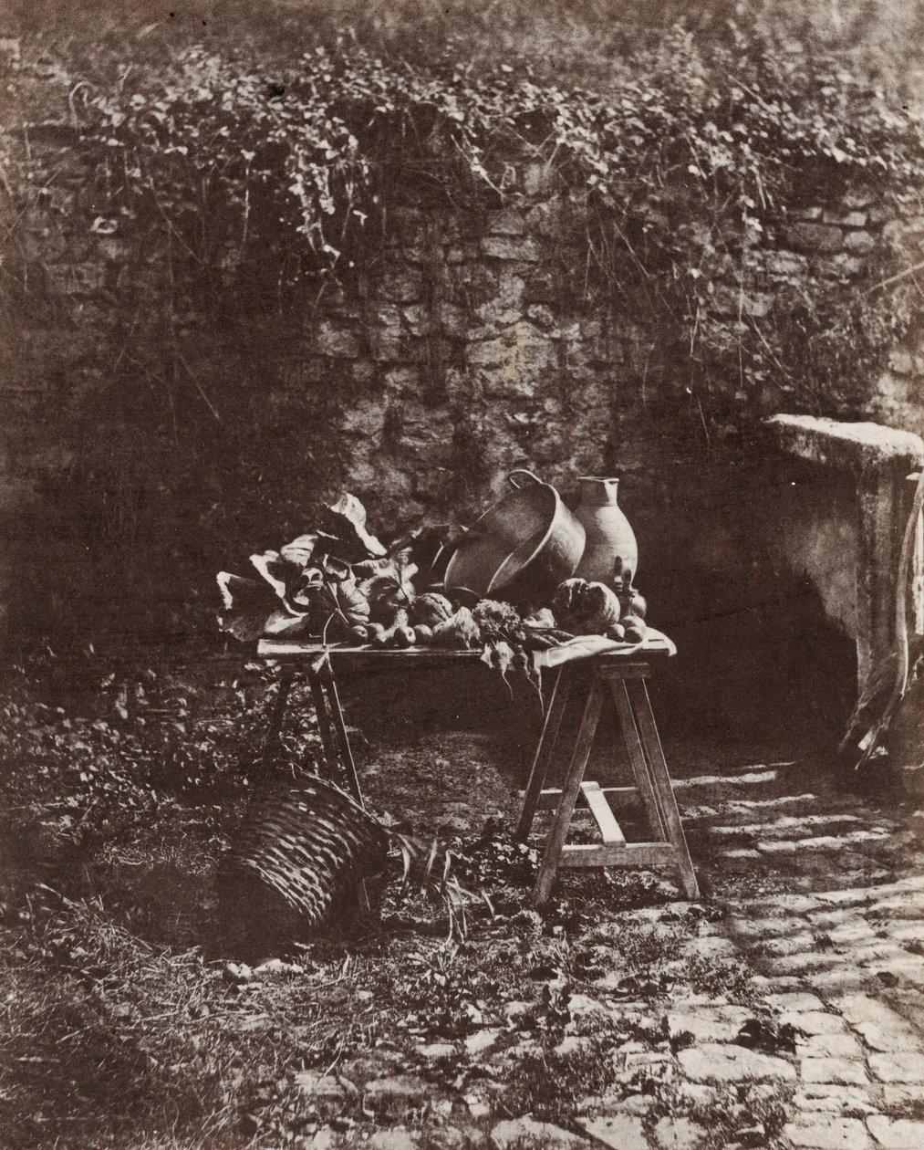 Stilleben: Gryde, kande og grøntsager på et bord af savbukke, ca. 1852 (foto) af Henri Victor Regnault