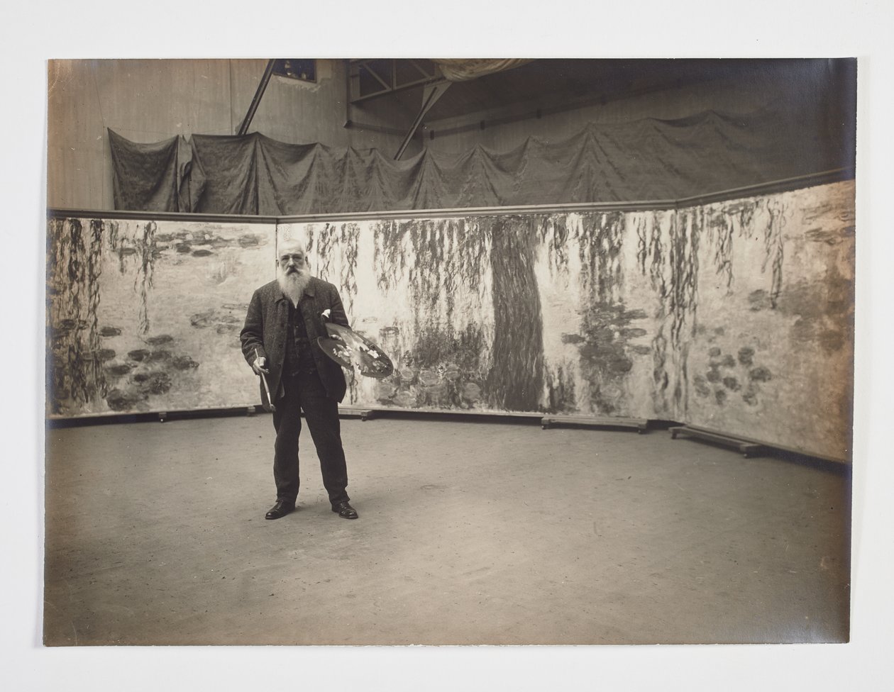 Claude Monet med sin palet foran sit værk 