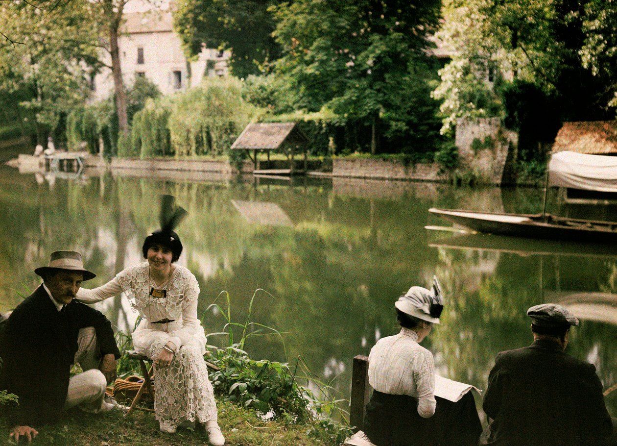 Måltid på bredden af floden ved Montigny, Frankrig, ca. 1920-25 (autokrom) af Henri Chouanard