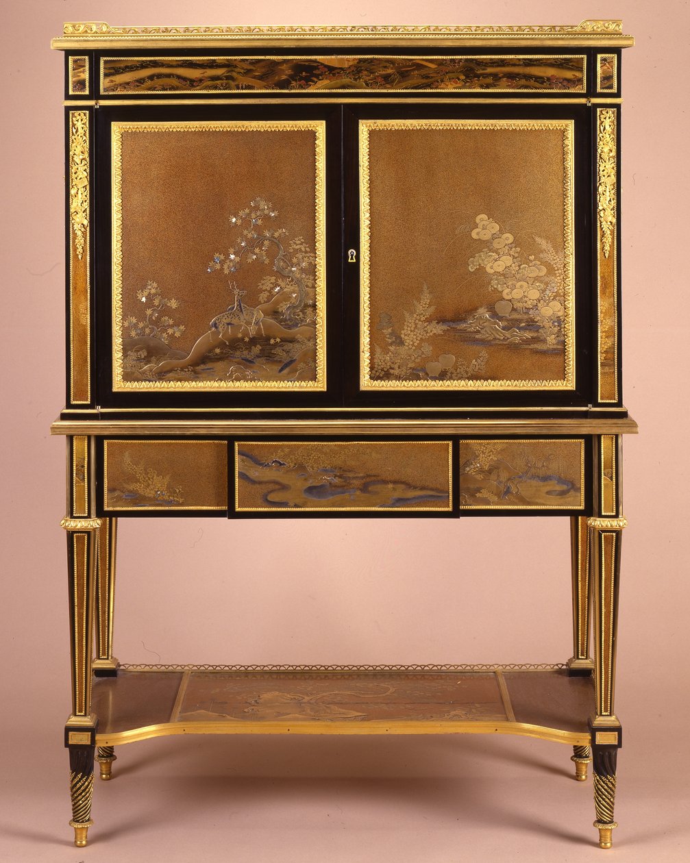 En ormolu-monteret sekretær i Louis XVI-stil af Henri Dasson