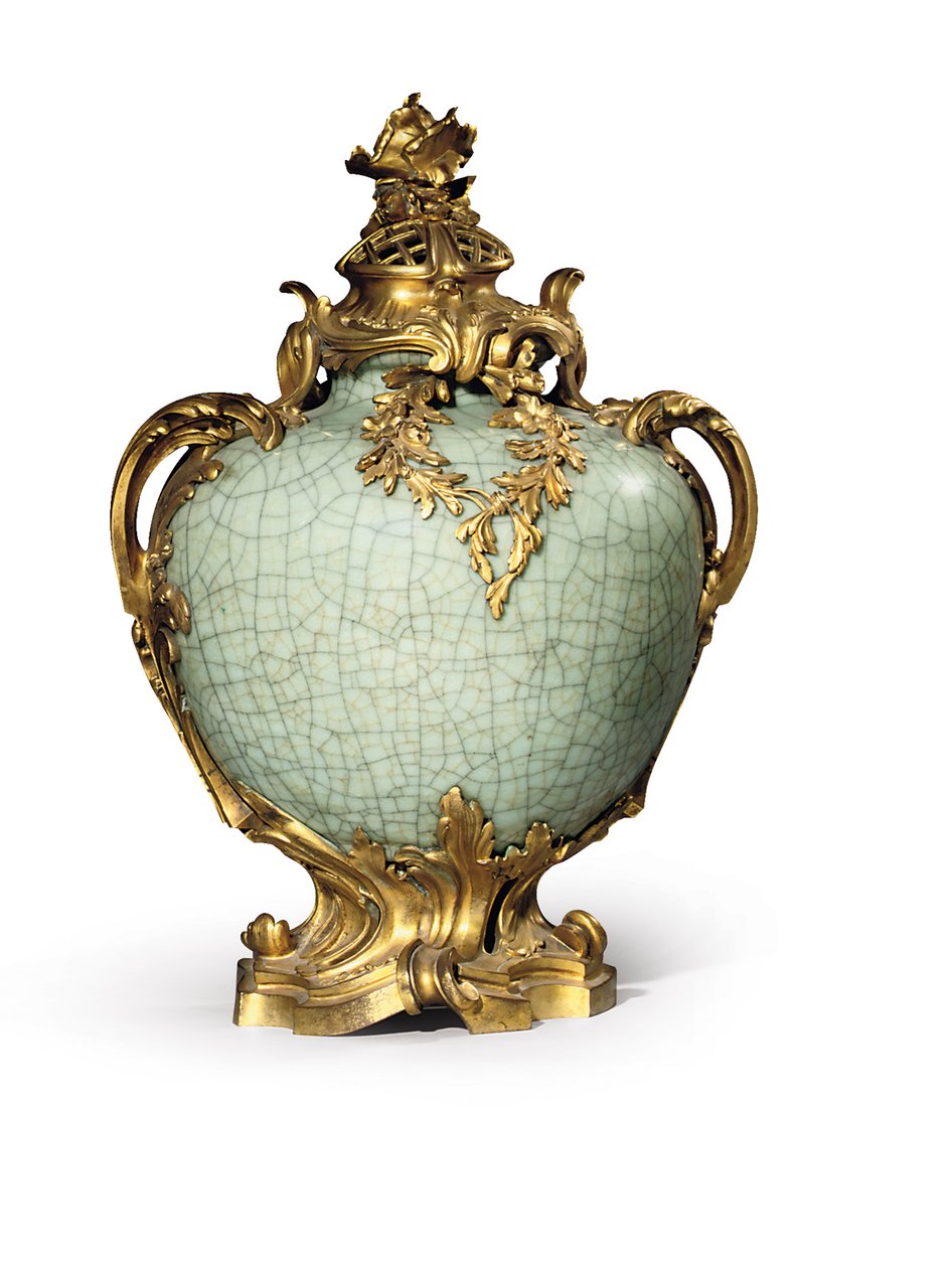 En af et par Louis XV stil vaser og betræk, holdere dateret 1883, porcelæn sent attende - begyndelsen af det nittende århundrede (ormolu-monteret kinesisk celadon porcelæn) af Henri Dasson