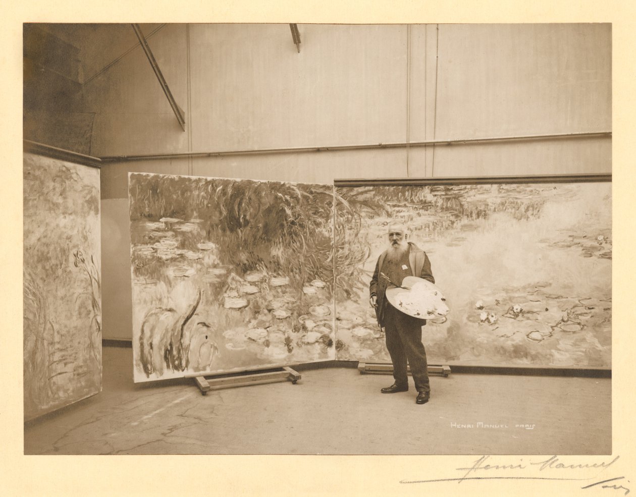 Claude Monet (1840-1926) foran sine malerier 