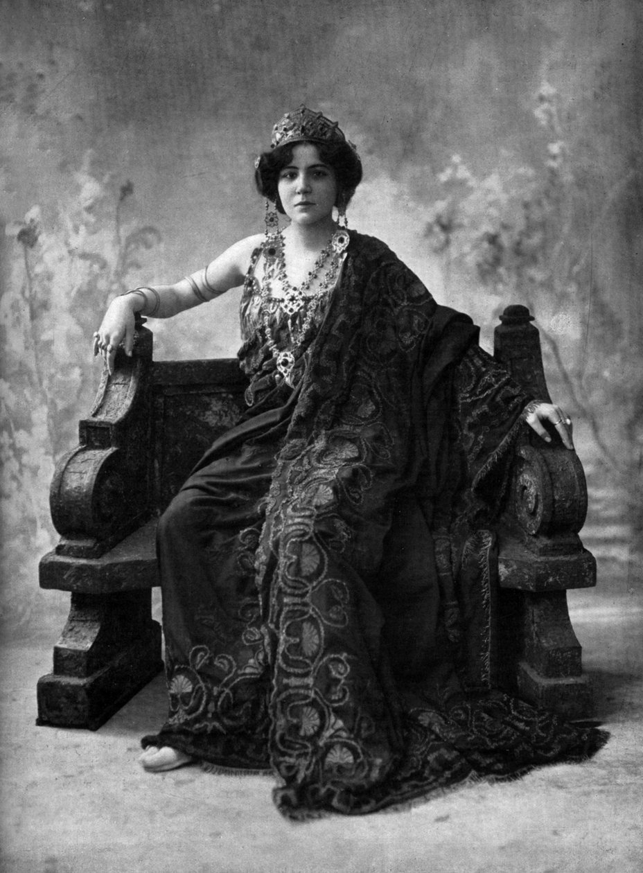 Den franske sopran Suzanne Brohly som Clytemnestre i operaen "Iphigenie en Aulide", Paris, foto af Henri Manuel fra det franske blad "Le Theatre" april 1908 af Henri Manuel
