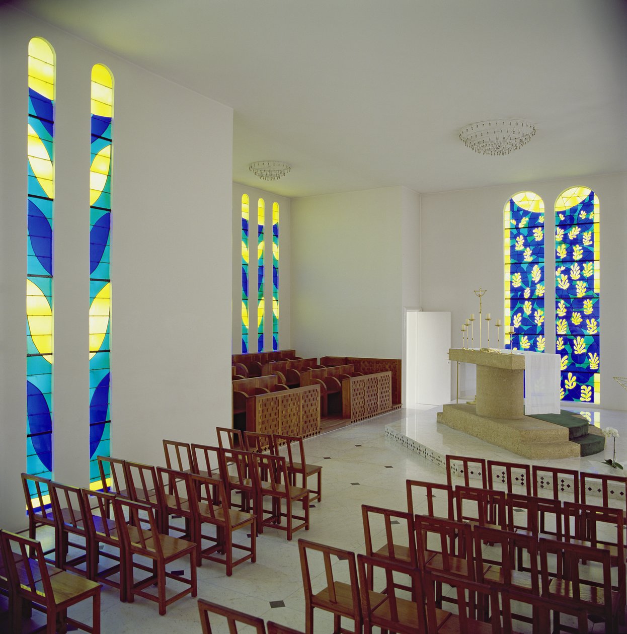 Interiørbillede med alteret i Rosenkrans-kapellet, Vence af Henri Matisse
