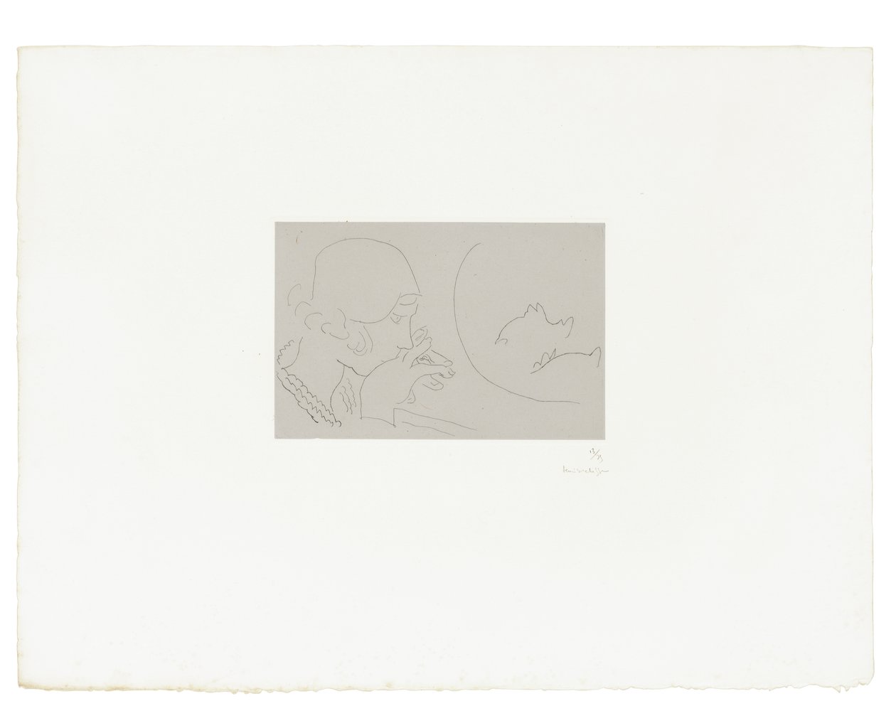 Ung kvinde betragter en krukke med rød fisk af Henri Matisse