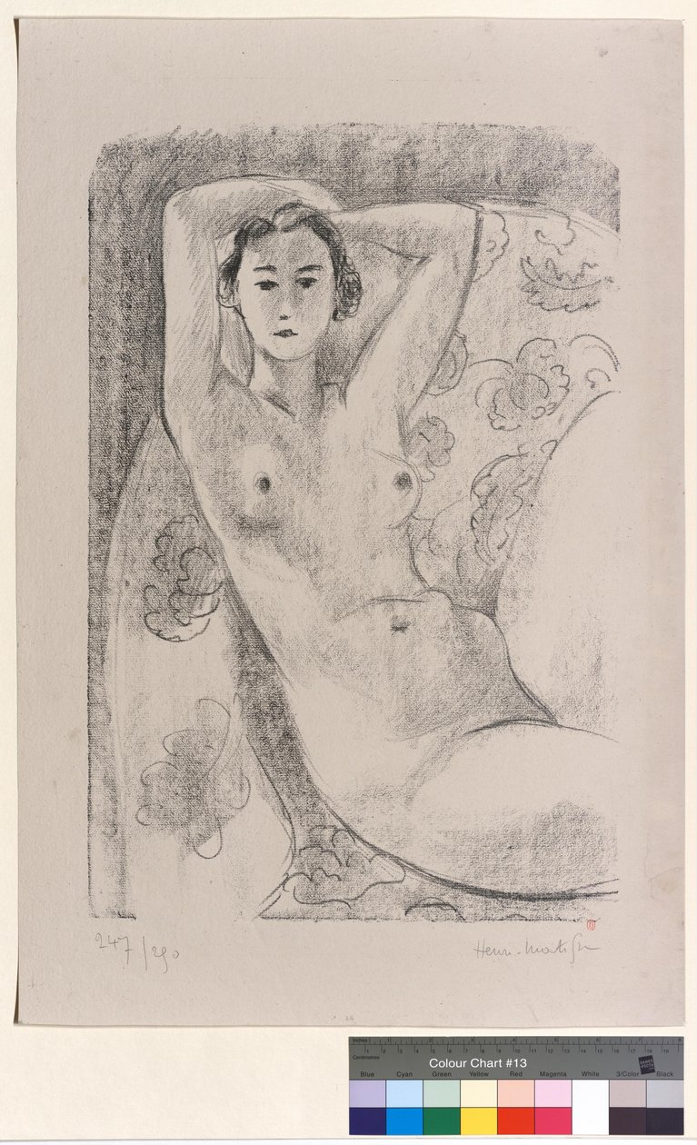 Nu sidder han i en lænestol med blomstermønster af Henri Matisse
