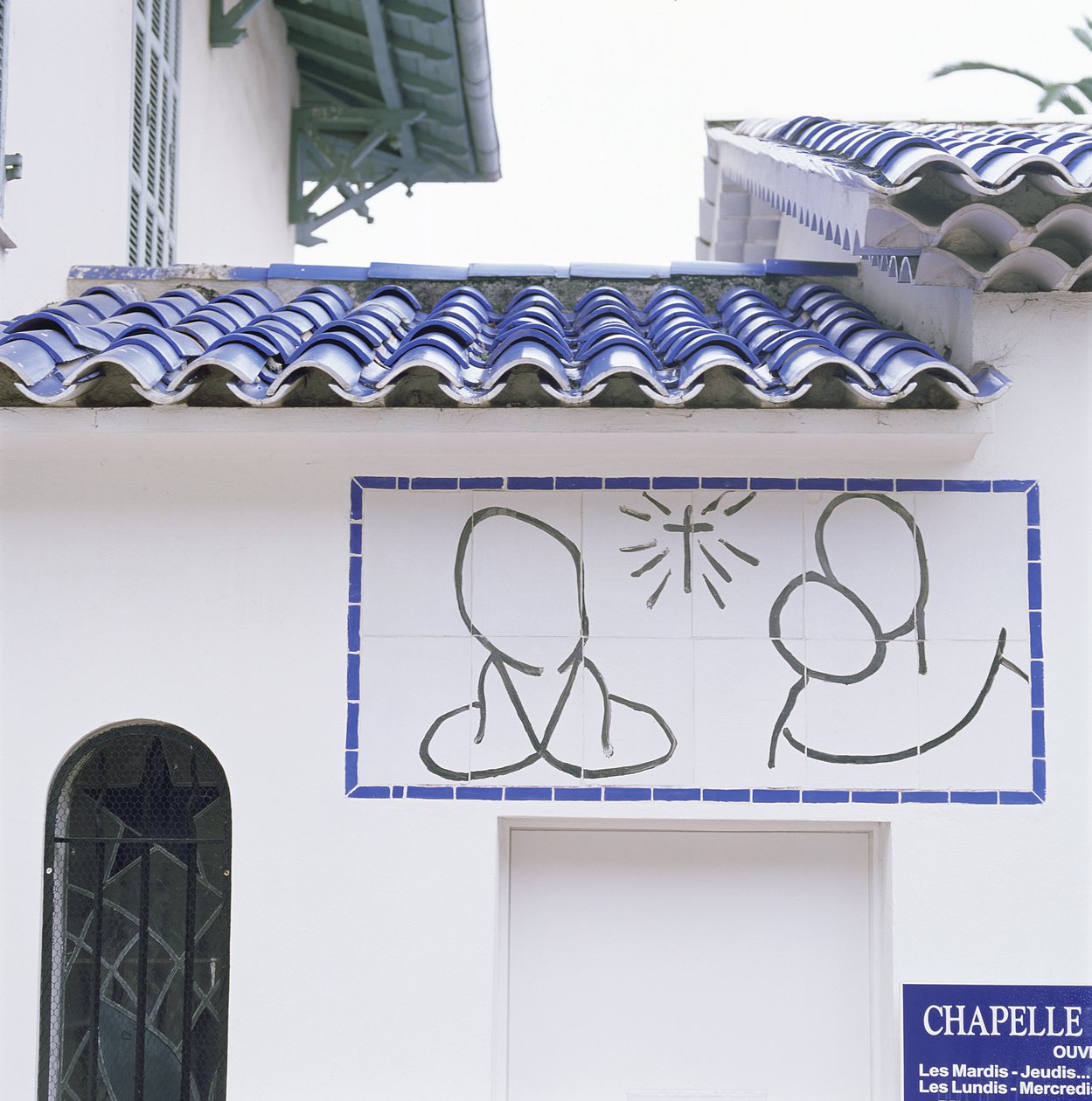Udsigt over indgangen og taget på Rosenkrans-kapellet, Vence af Henri Matisse