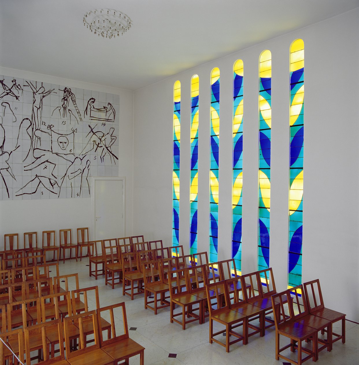 Udsigt over kirkeskibet, sidevinduet i farvet glas og korsvejene i Rosenkrans-kapellet, Vence af Henri Matisse
