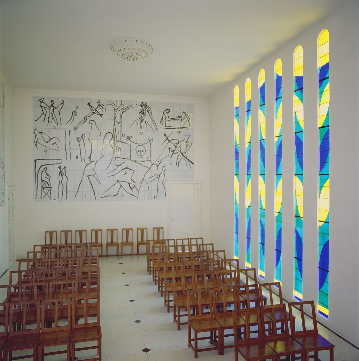 Udsigt over kirkeskibet, sidevinduet i farvet glas og korsvejene i Rosenkrans-kapellet, Vence af Henri Matisse
