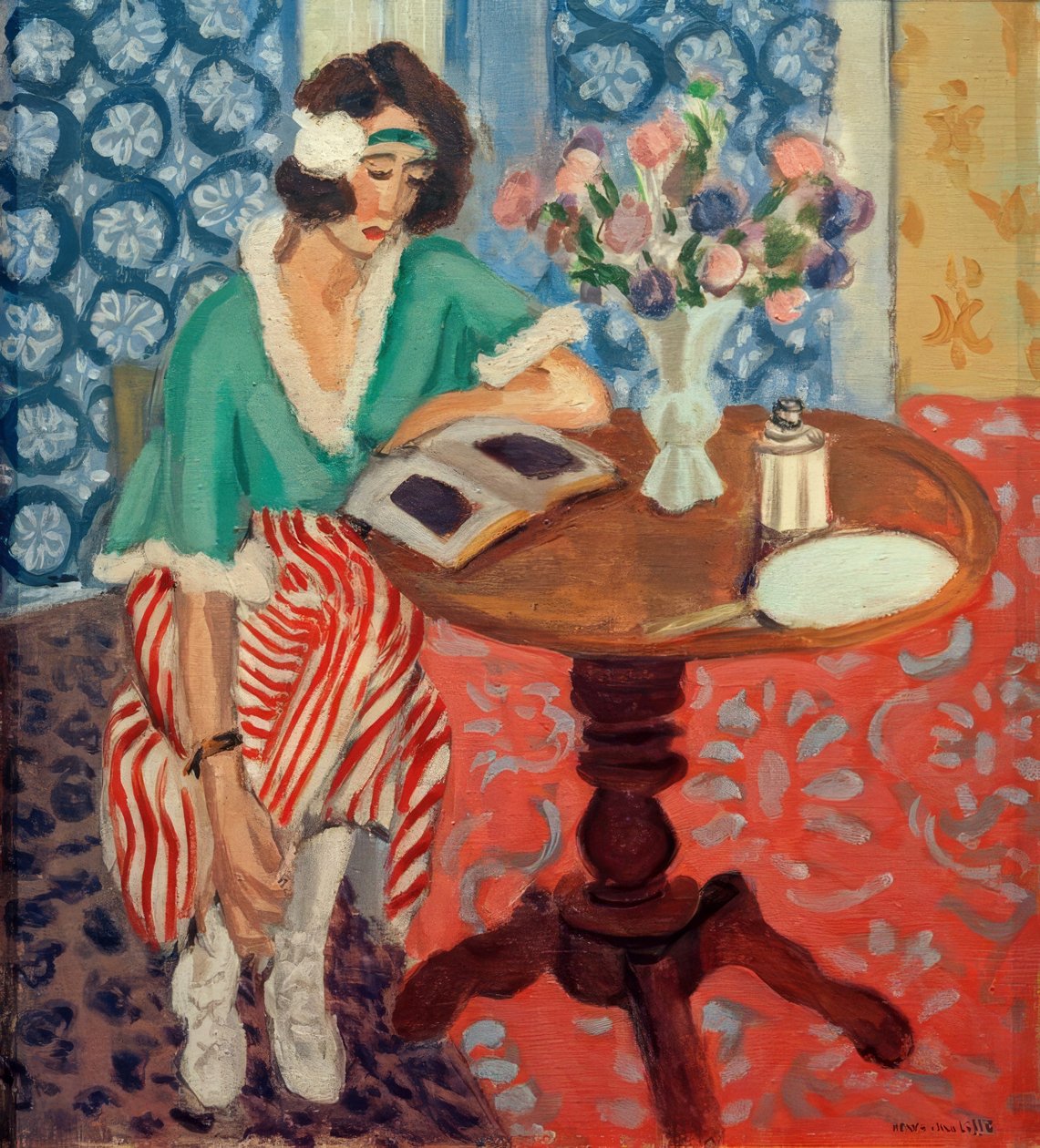 Kvinde læser ved et bord (i grøn, rødstribet kjole) af Henri Matisse