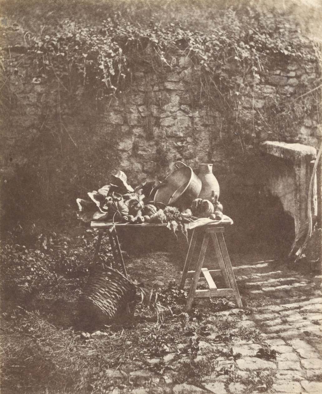 [Stilleben: Kedel, kande og grøntsager på et rullebord]. af Henri Victor Regnault