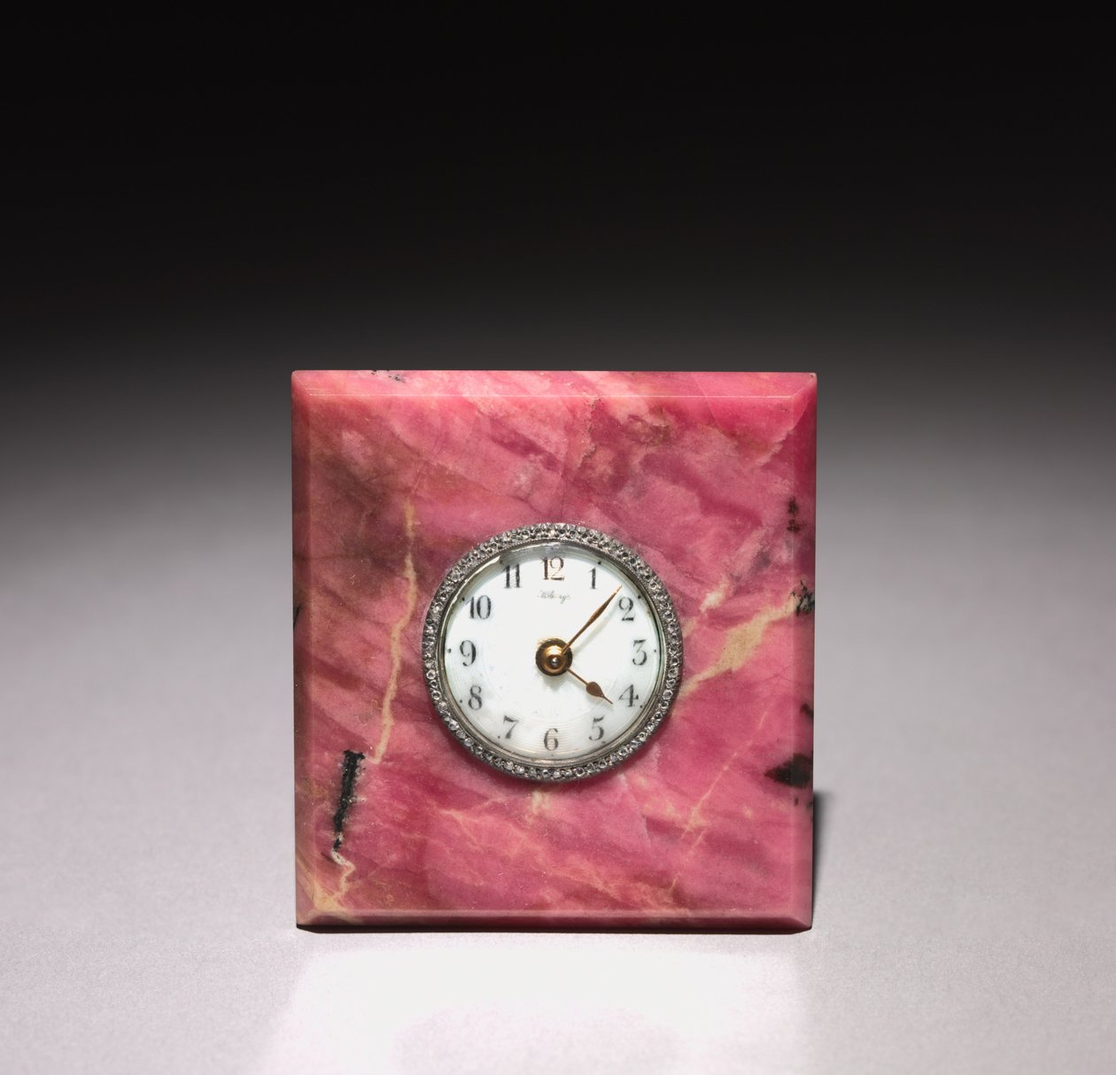 Ur, firma af Peter Carl Fabergé (1846-1920), efter 1903 (rhodonit, sølv, emalje, diamanter) af Henrik Wigstrom