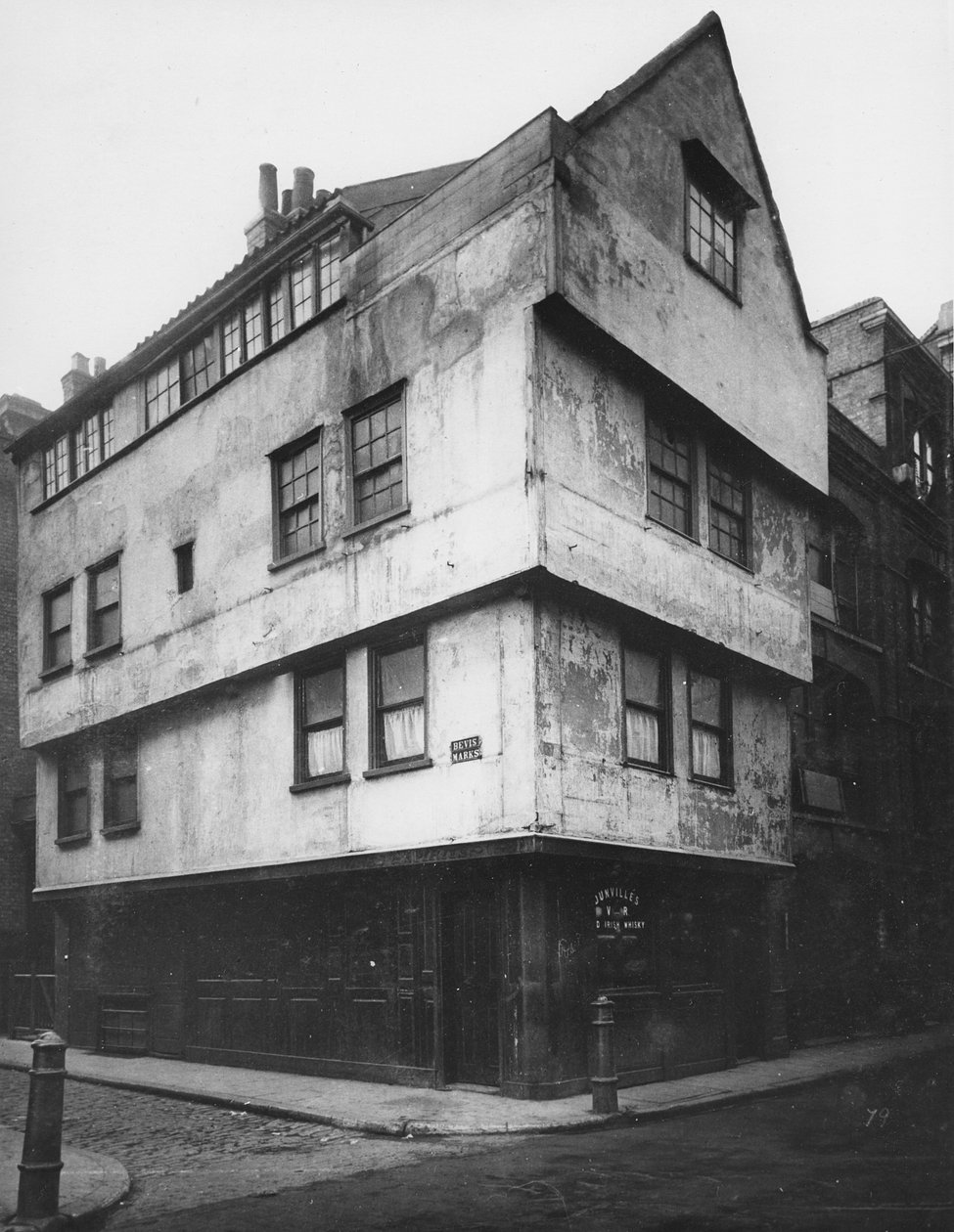 The Golden Axe Inn, på hjørnet af St. Mary Axe og Bevis Marks, nær Bishopsgate, ca. 1883 af Henry Dixon