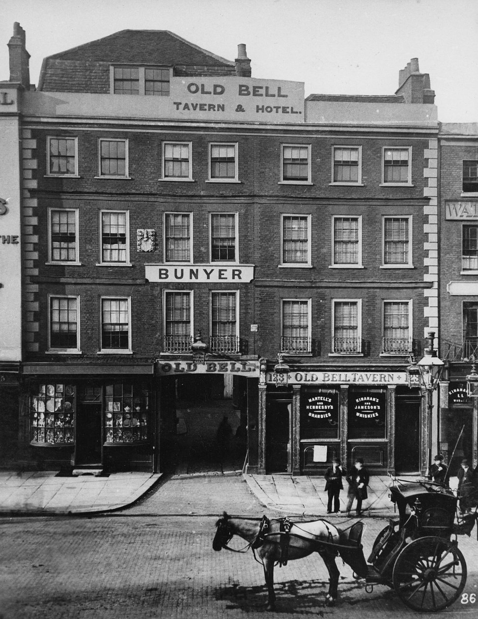 The Old Bell Inn, High Holborn, ca. 1884 af Henry Dixon