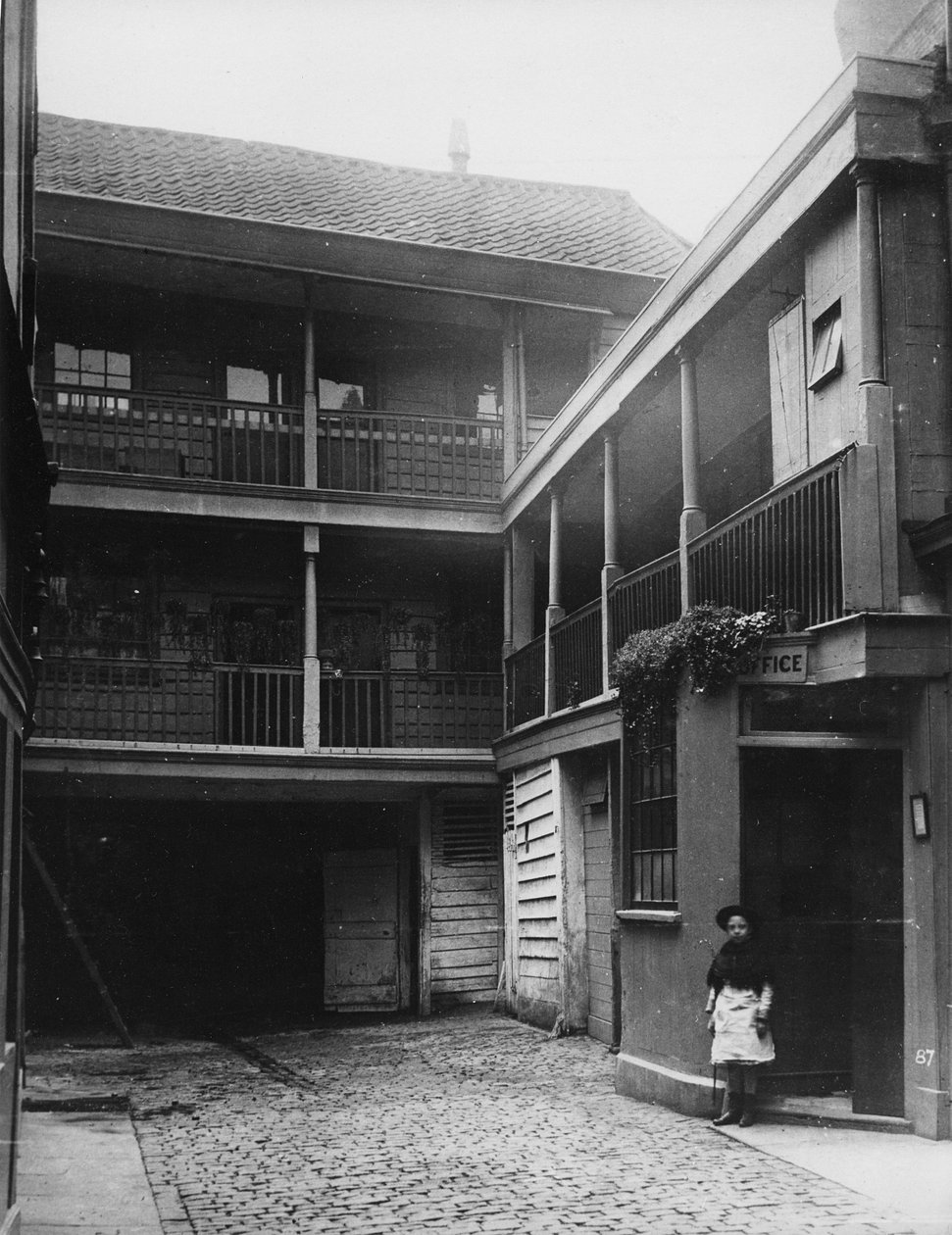 The Old Bell Inn, High Holborn, indre gårdhave, ca. 1884 af Henry Dixon
