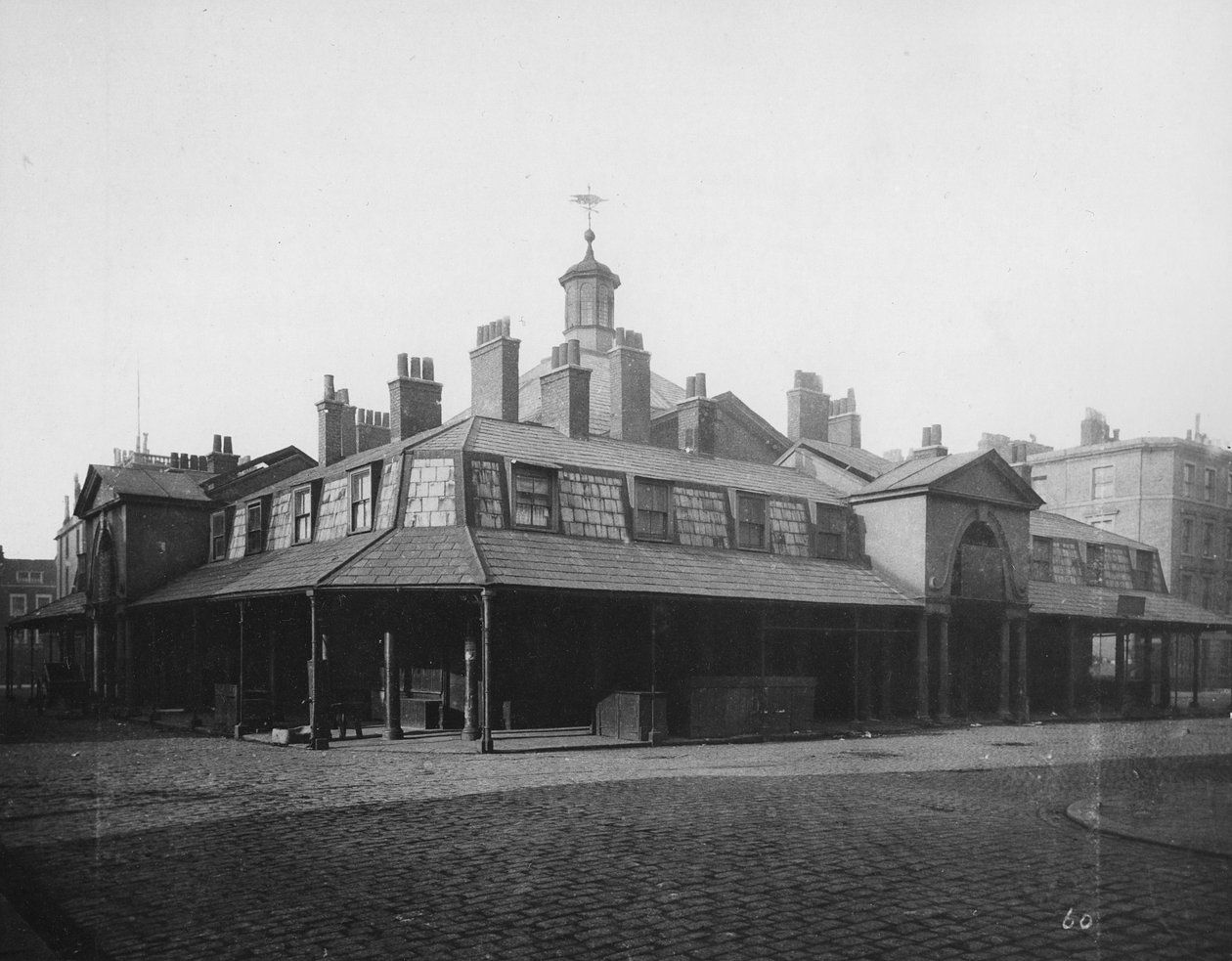 Oxford Market House, Great Titchfield Street, nord for Oxford Street, ca. 1880 af Henry Dixon