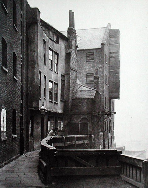 Visning af figurer ved St. Mary Overie Dock, Bankside af Henry Dixon
