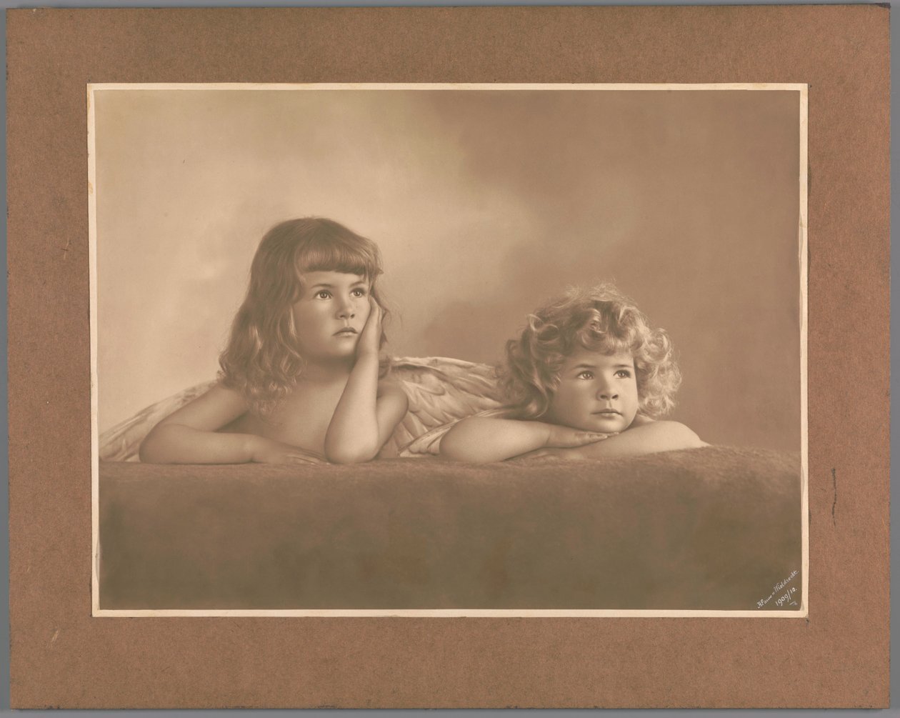 Portræt af Agnes Renée og Irène Heloïse Pauw van Wieldrecht, fotografens døtre, i en positur lånt fra puttien på Raphaels sixtinske Madonna (Dresden, Galerie Alte Meister) af Henry Pauw van Wieldrecht