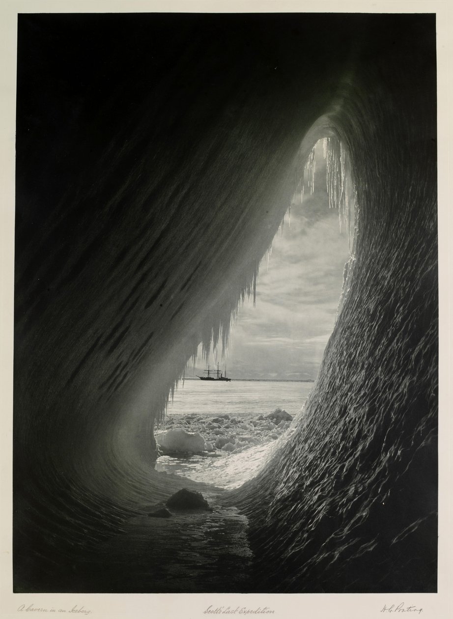 En Grotte i et Isbjerg; Scotts Last Expedition, The British Antarctic Expedition af Herbert Ponting
