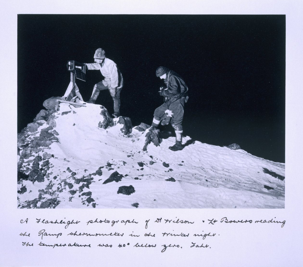 Et lommelygtefotografi af Dr. Wilson og løjtnant Bowers, der læser rampetermometeret. Temperaturen var 40 grader under nul Farenheit, fra 