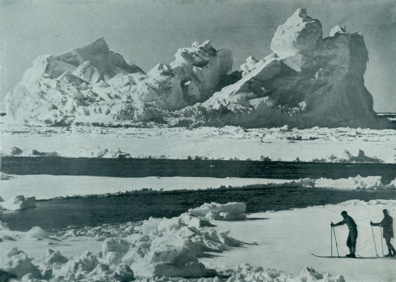 A Berg Breaking Up in the Pack, c19101913, 1913 af Herbert Ponting